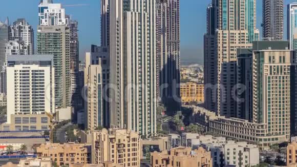 美丽的天际线迪拜市中心和商务湾与现代建筑视频的预览图