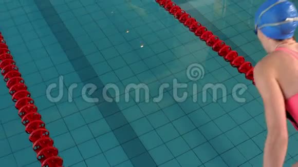 适合女游泳运动员潜水到游泳池视频的预览图
