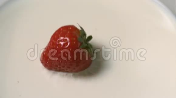 草莓掉在牛奶里视频的预览图