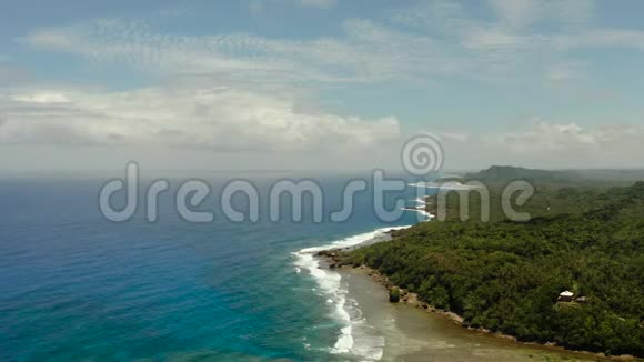 西高岛的海岸蓝色的海洋和波浪视频的预览图