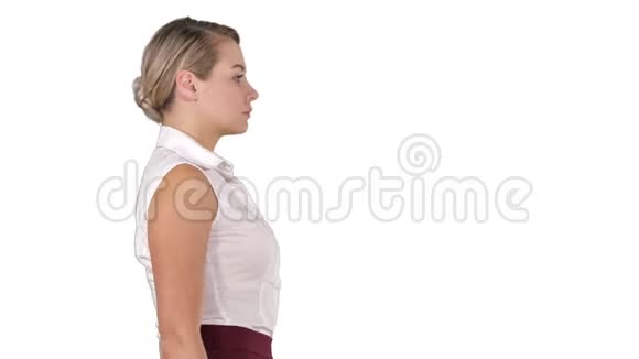 年轻的商业女性走在白色的背景上视频的预览图
