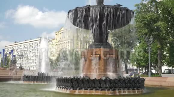 城市喷泉在夏天视频的预览图