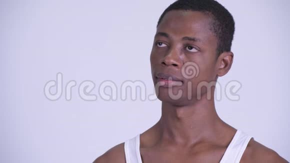 一张年轻英俊的非洲男人的脸视频的预览图