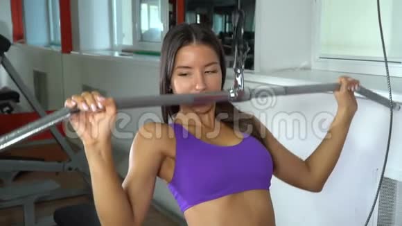 健身房里的女孩慢动作视频的预览图
