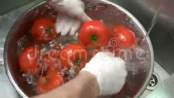水中的新鲜西红柿视频的预览图