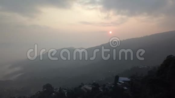 喜马拉雅山山谷高山上的日落视频的预览图