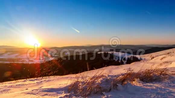 喀尔巴阡山脉的日落和黄昏的星星视频的预览图