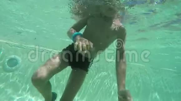 男孩在水下游泳视频的预览图