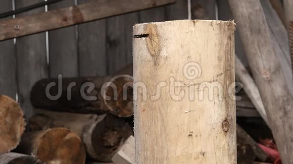 伐木工人砍柴用斧头劈柴慢动作视频的预览图