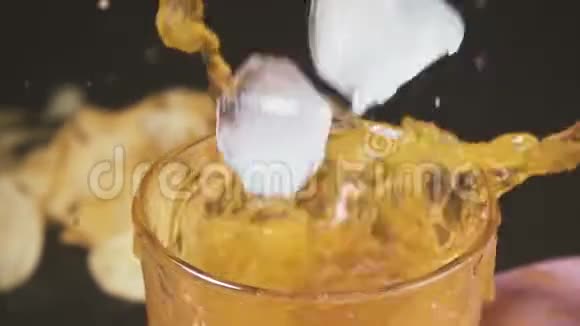 杯子里的慢动作伴随着饮料落下冰块视频的预览图