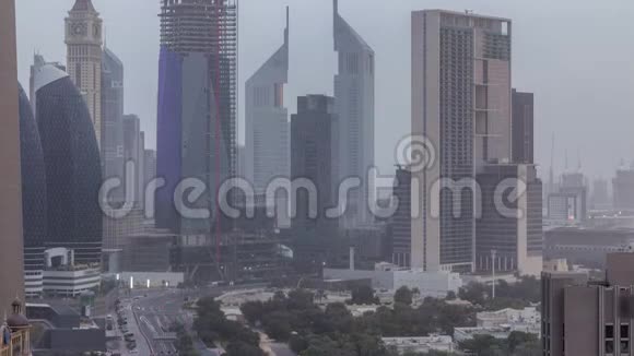 迪拜市中心的天际线早晨空中时光高速公路上的交通视频的预览图