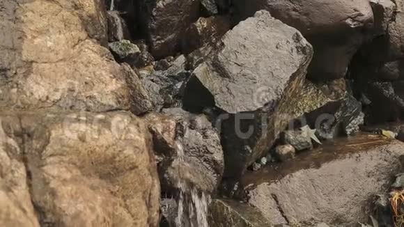 流动的岩石视频的预览图