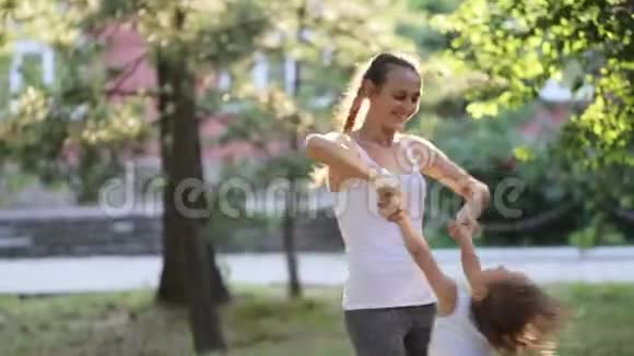 年轻的母亲和她的小女儿在公园里玩得很开心视频的预览图