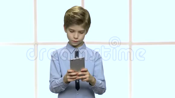 使用智能手机的小白种人男孩视频的预览图