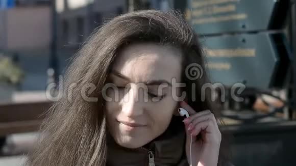 漂亮的女人用智能手机视频的预览图