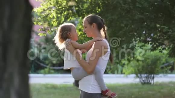 年轻的母亲和她的小女儿在公园里玩得很开心视频的预览图