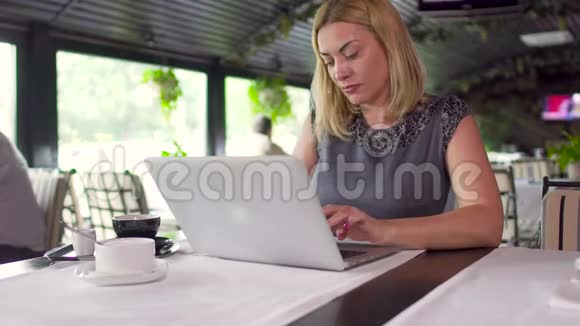 女人在咖啡馆里工作视频的预览图