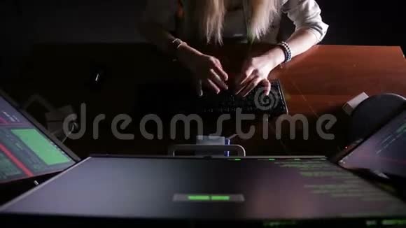 在黑暗房间工作的女性黑客视频的预览图