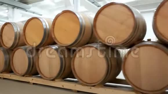 酒桶堆放在酒窖里视频的预览图