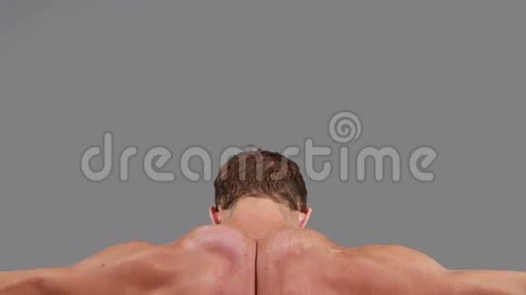 肌肉男弯曲他的背部肌肉视频的预览图
