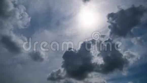 云在太阳背景下的蓝天中平稳地移动时间推移视频的预览图