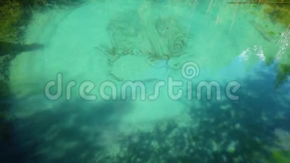 阿勒泰山蓝色间歇泉湖俄罗斯视频的预览图