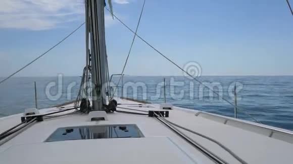 在海上的游艇上视频的预览图