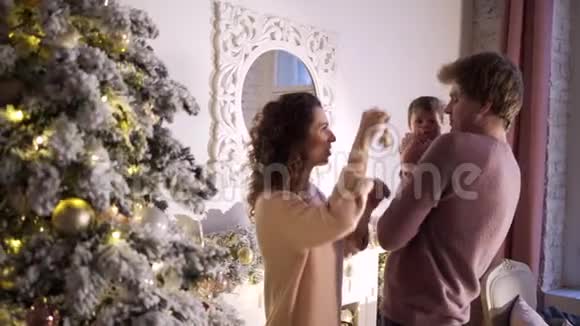 圣诞装饰快乐的年轻家庭视频的预览图