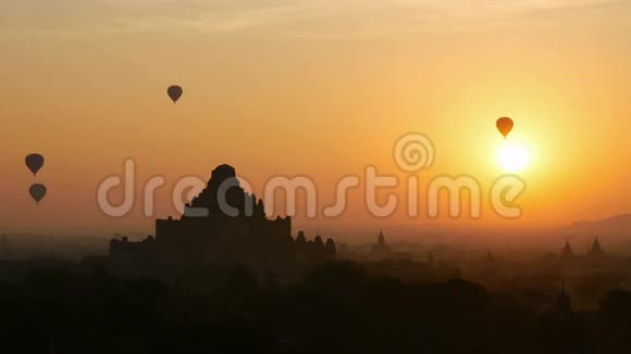 缅甸巴甘平原日出时的热气球视频的预览图