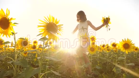 可爱的女孩在黄色花园生活方式的向日葵阳光在夏天美丽的日落小女孩向日葵视频的预览图