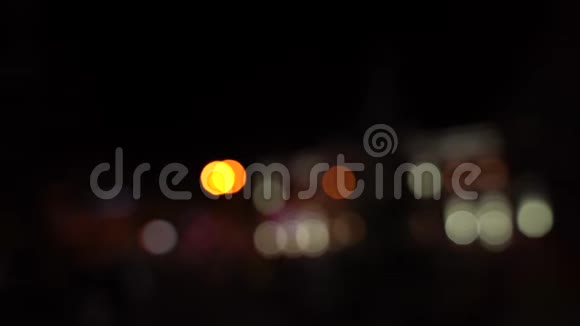在一个大城市夜间道路上交通模糊视频的预览图