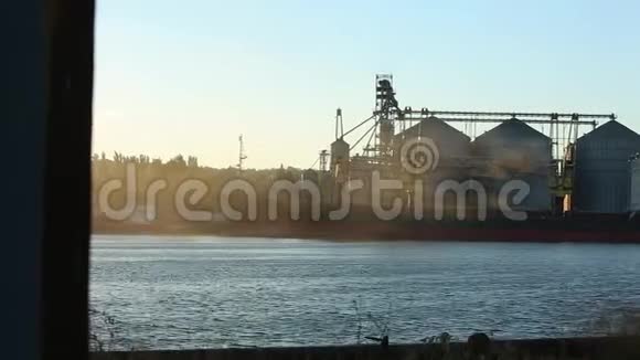 晴天海港粮食码头全景散装谷物转运至装载散装谷物的船只视频的预览图