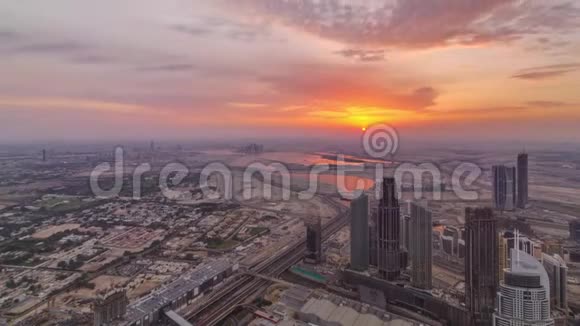 迪拜市区在日出时分带塔和摩天大楼的空中景观视频的预览图