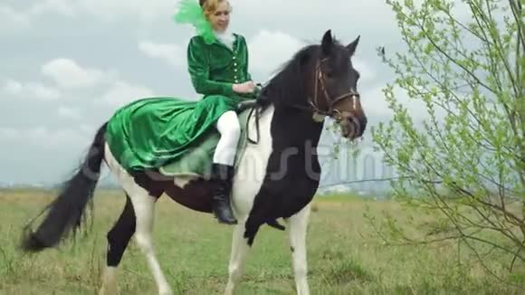 一个穿绿色西装的女人骑着一匹马视频的预览图