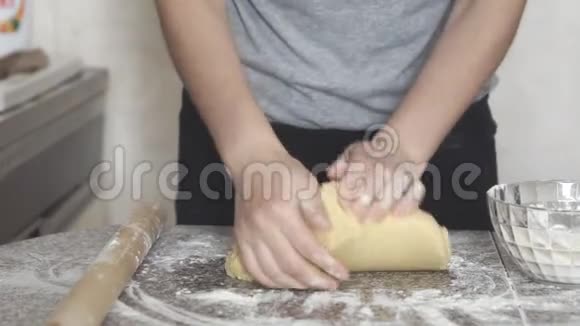 面包师用手揉面团在桌子上视频的预览图