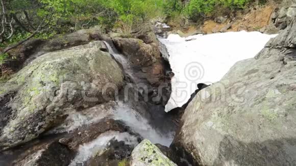 高山瀑布有山瀑布和纯山河的美丽景观视频的预览图