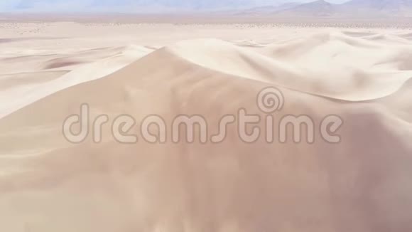 乘着美丽的沙丘飞越沙漠视频的预览图