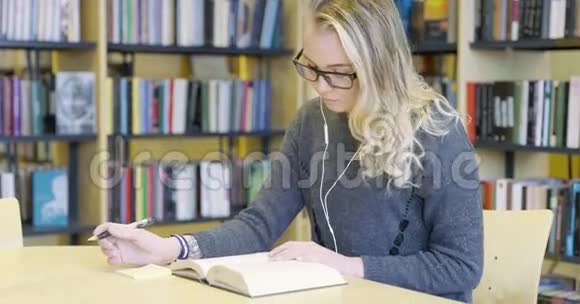 在学校图书馆学习的重点女生视频的预览图