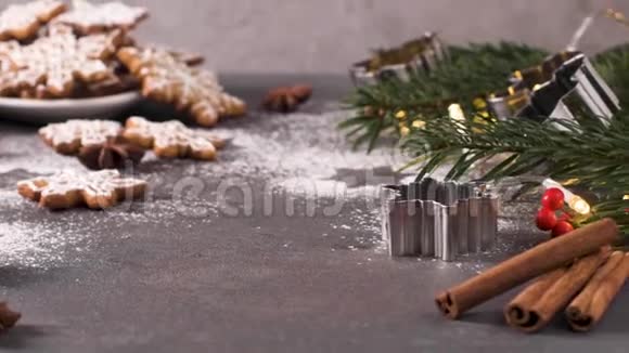 厨房台面上的圣诞饼干视频的预览图