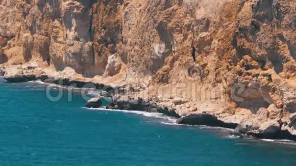 埃及的岩石海滩海岸线上海湾的海滩红海和珊瑚礁中有波浪视频的预览图