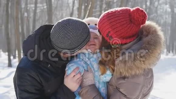 一家人在冬季公园慢动作视频的预览图