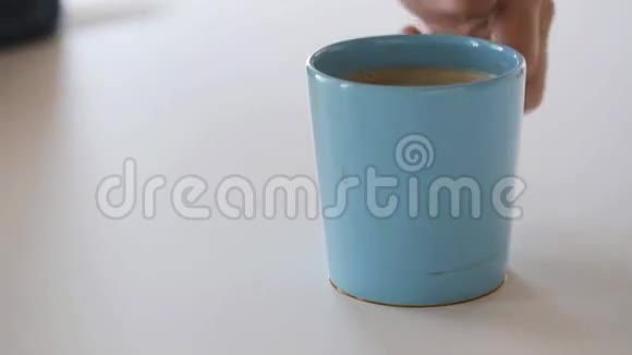 女人用抹布擦桌子上的咖啡污渍视频的预览图