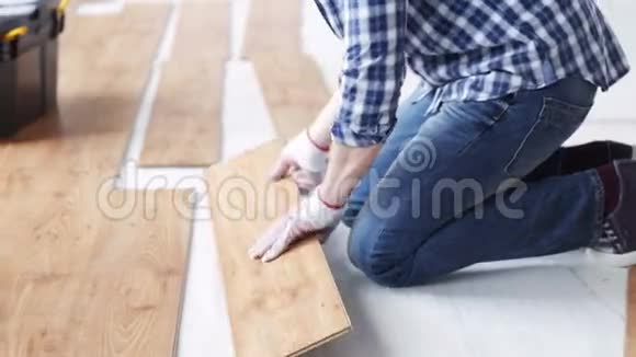 关闭安装木地板的人视频的预览图