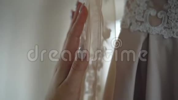 年轻的新娘抚摸着婚纱视频的预览图