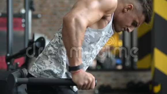 强壮的运动健硕的男人肌肉锻炼健身和健美的概念背景肌肉健美者健身视频的预览图