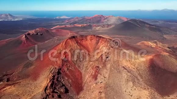 在西班牙加那利群岛兰萨罗特蒂曼法亚国家公园附近的火山上空飞行视频的预览图