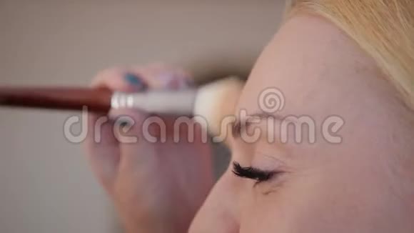 化妆师为美丽的女人做专业的化妆视频的预览图