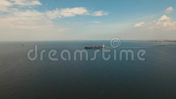 马尼拉湾的货船视频的预览图