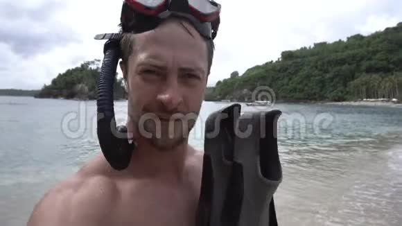亚洲的假期带着潜水面具的人在沙滩上自拍视频的预览图