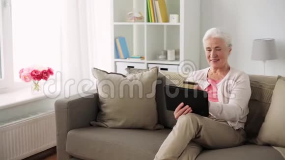 有平板电脑和信用卡的老年妇女视频的预览图